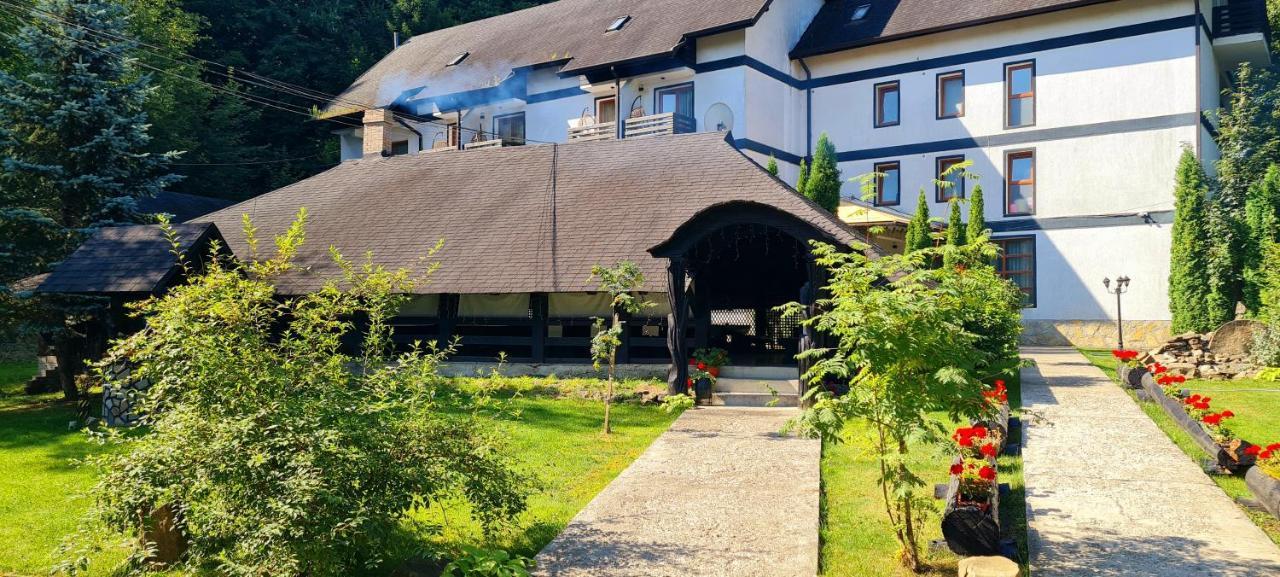 Casa Octavian Hotel Sucevita Ngoại thất bức ảnh