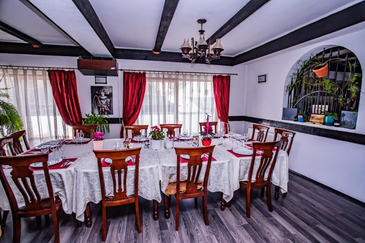 Casa Octavian Hotel Sucevita Ngoại thất bức ảnh