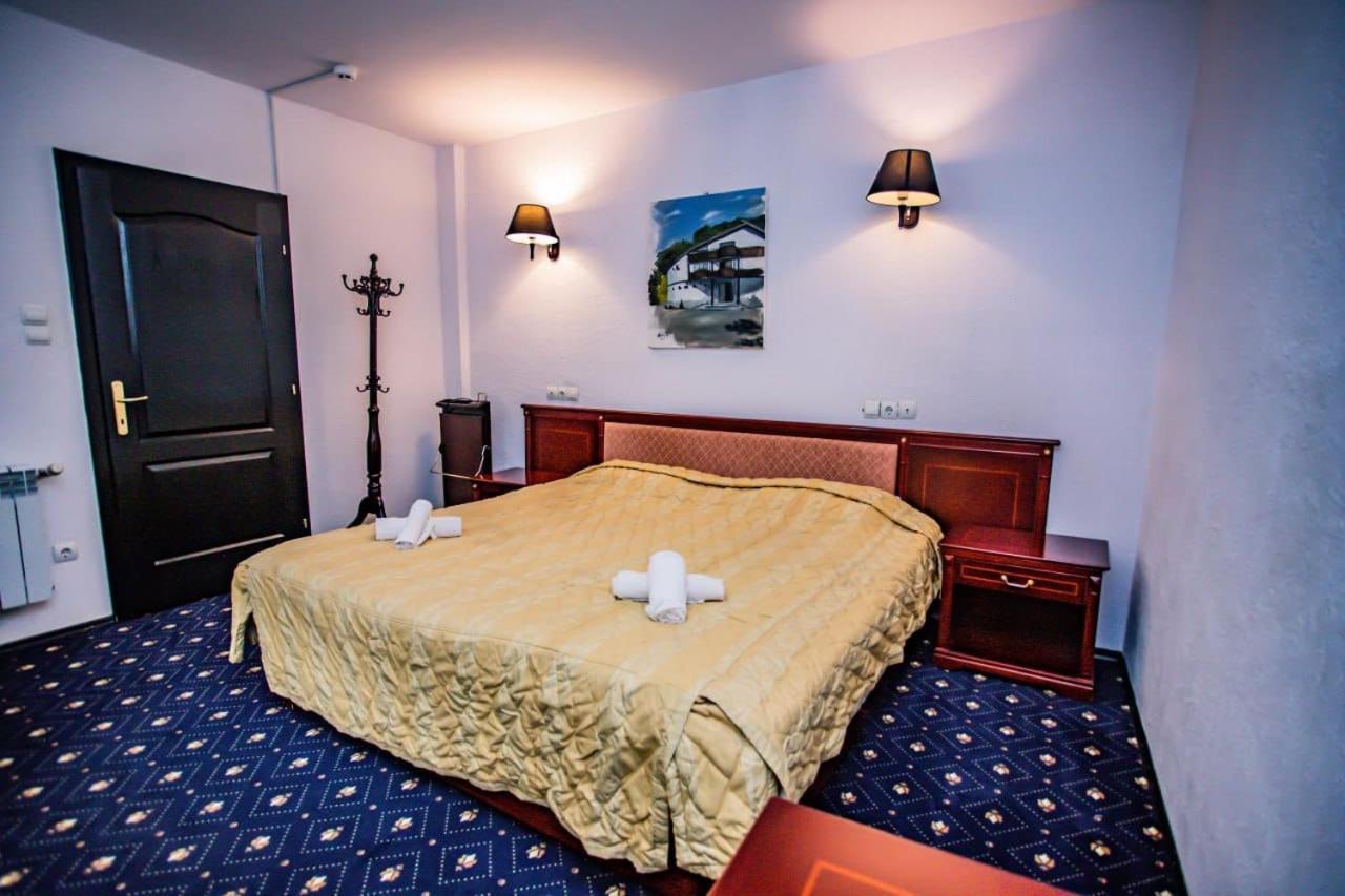 Casa Octavian Hotel Sucevita Ngoại thất bức ảnh