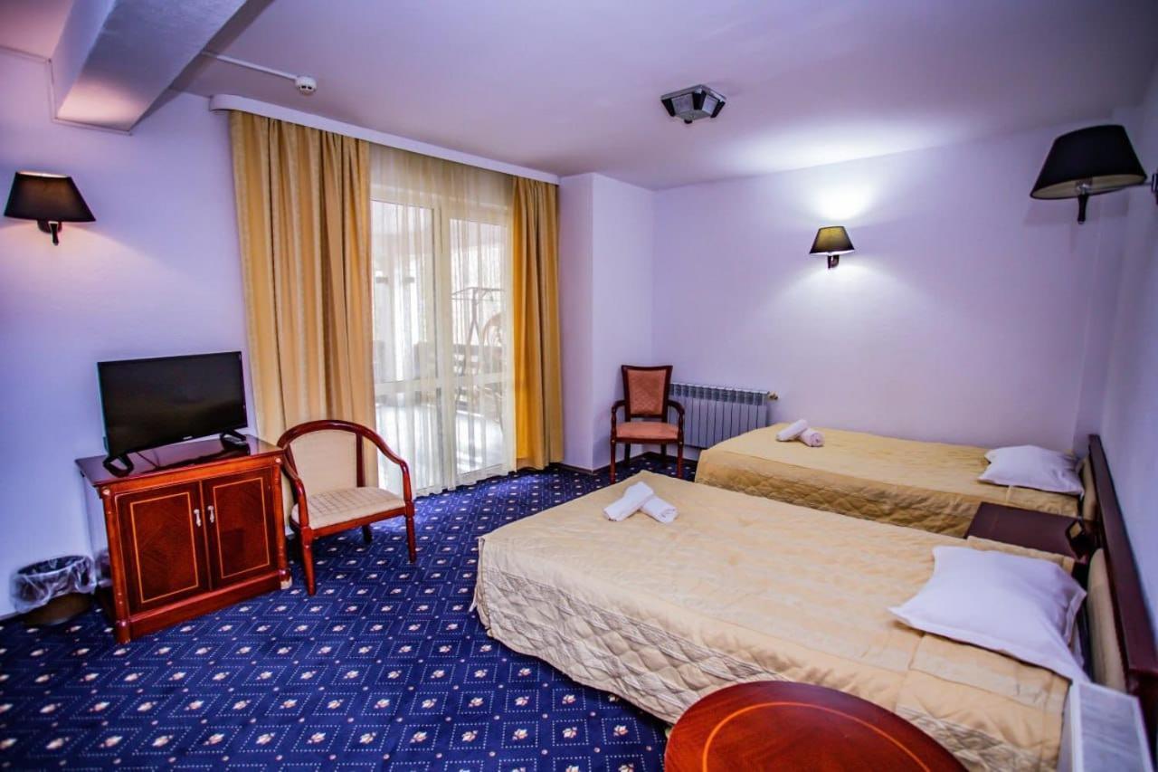 Casa Octavian Hotel Sucevita Ngoại thất bức ảnh