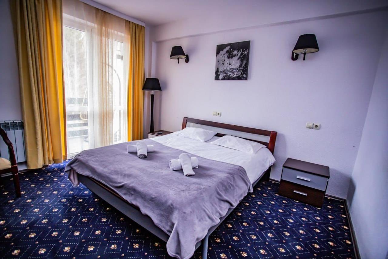 Casa Octavian Hotel Sucevita Ngoại thất bức ảnh
