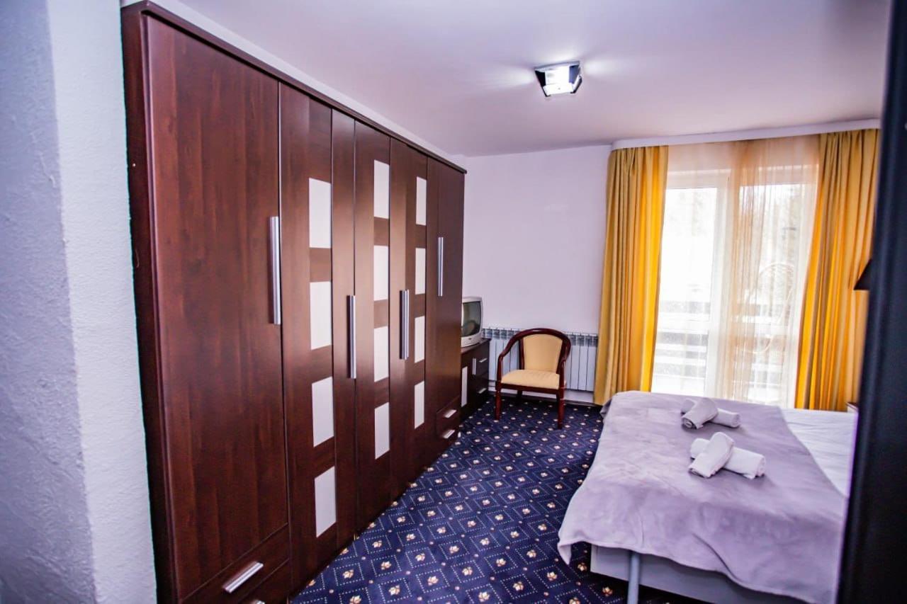 Casa Octavian Hotel Sucevita Ngoại thất bức ảnh
