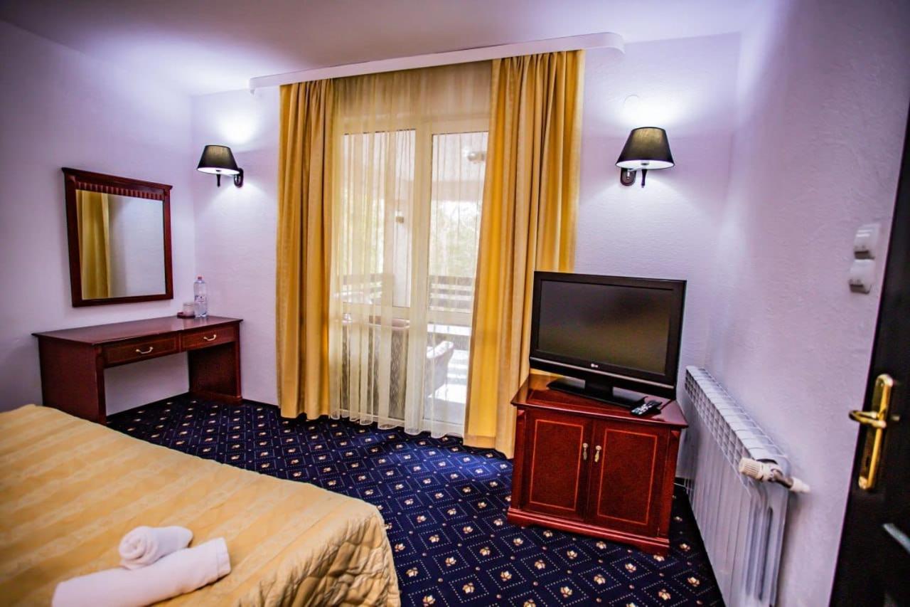 Casa Octavian Hotel Sucevita Ngoại thất bức ảnh
