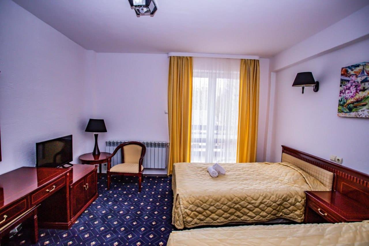 Casa Octavian Hotel Sucevita Ngoại thất bức ảnh
