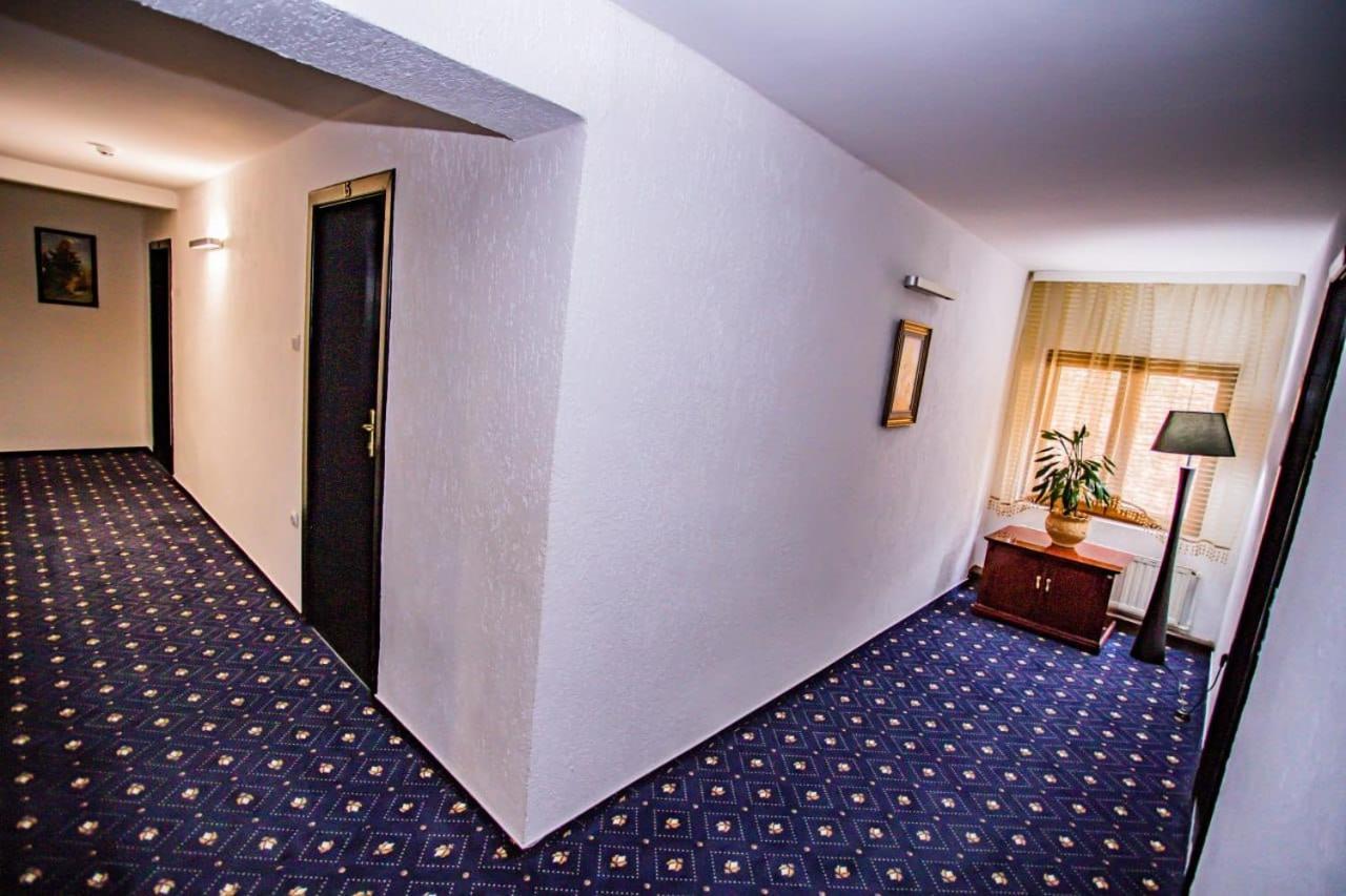 Casa Octavian Hotel Sucevita Ngoại thất bức ảnh