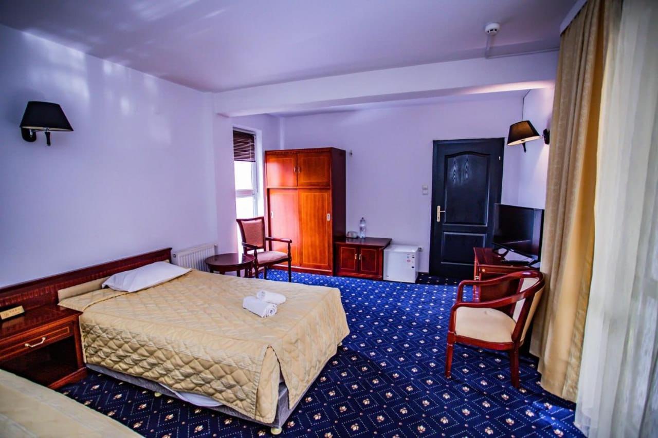 Casa Octavian Hotel Sucevita Ngoại thất bức ảnh