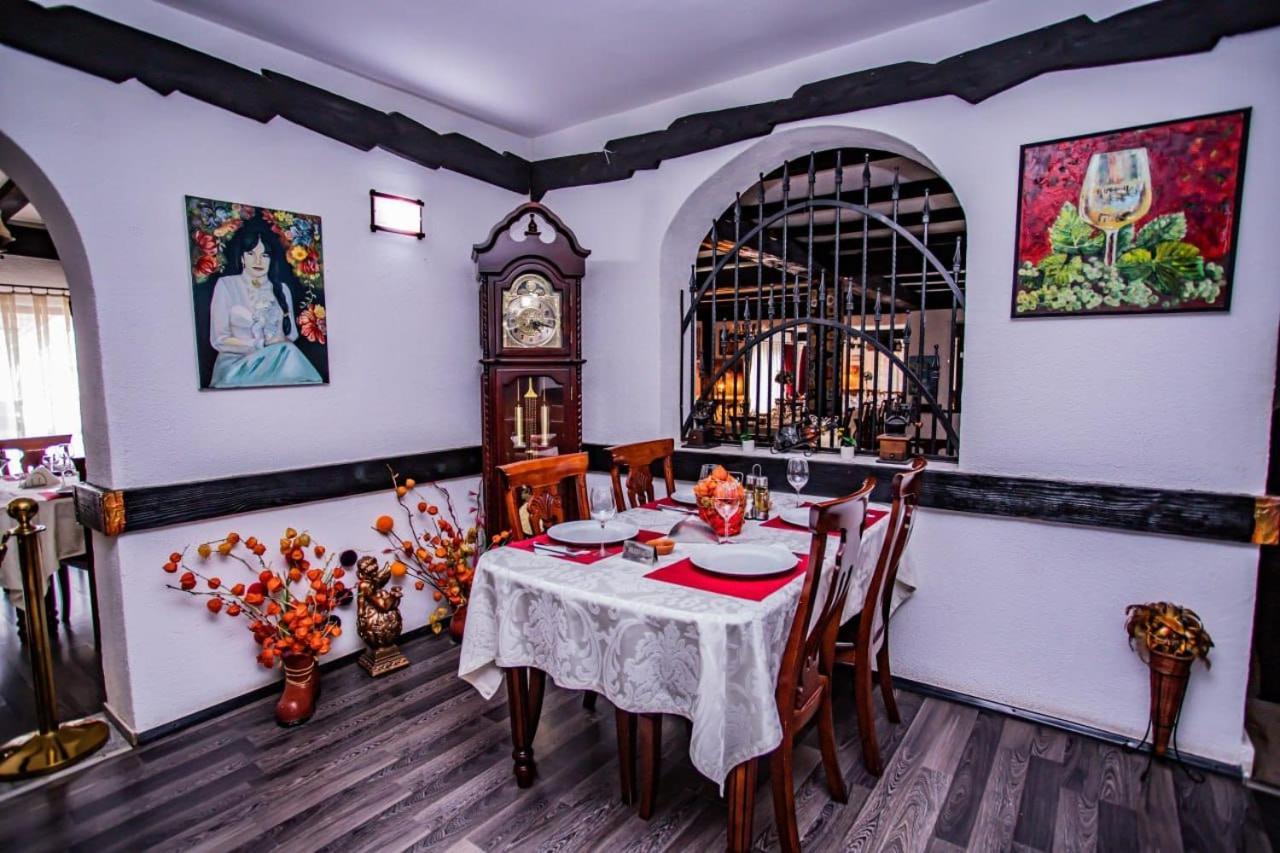 Casa Octavian Hotel Sucevita Ngoại thất bức ảnh