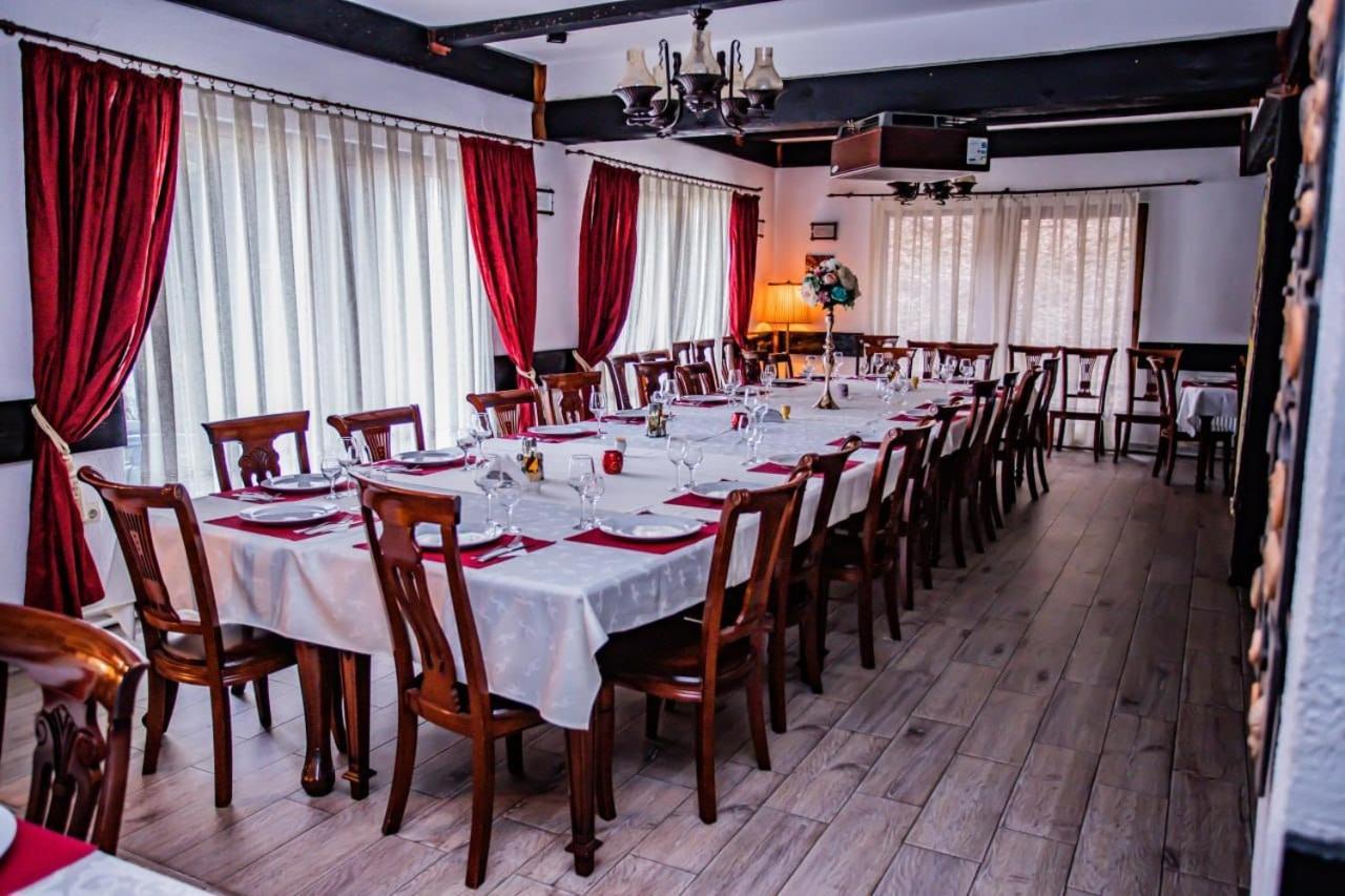 Casa Octavian Hotel Sucevita Ngoại thất bức ảnh