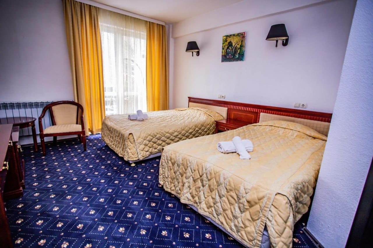 Casa Octavian Hotel Sucevita Ngoại thất bức ảnh