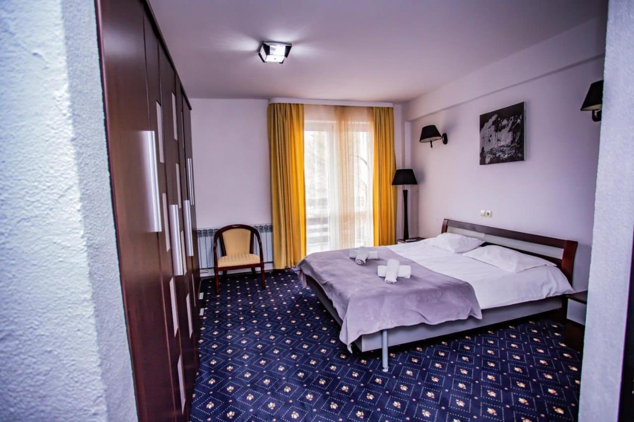 Casa Octavian Hotel Sucevita Ngoại thất bức ảnh