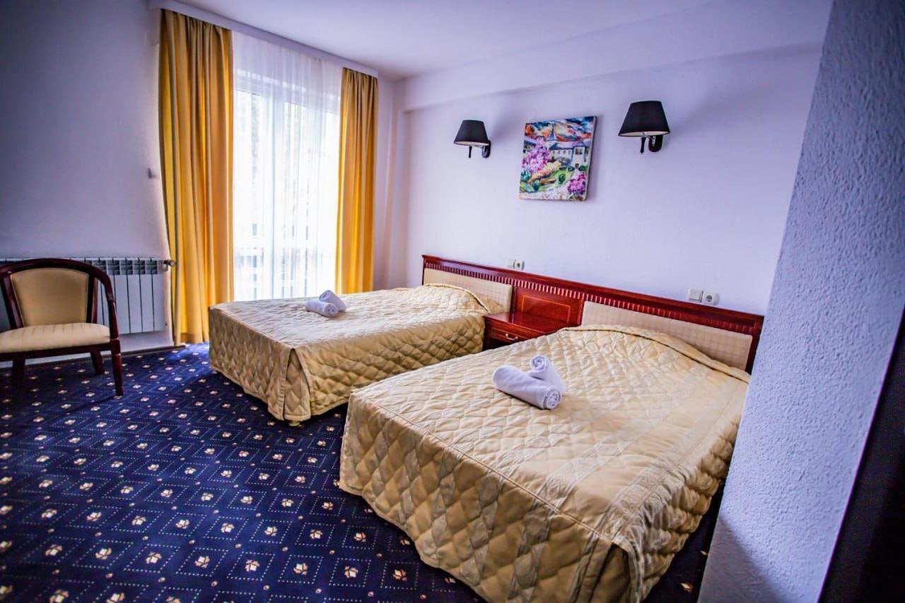 Casa Octavian Hotel Sucevita Ngoại thất bức ảnh